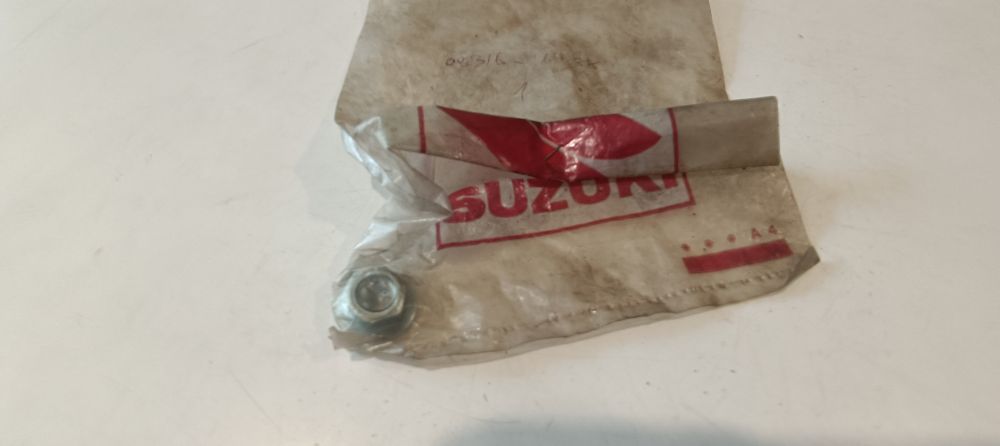 dado 8 mm originale testa cilindro suzuki vari modelli dr
