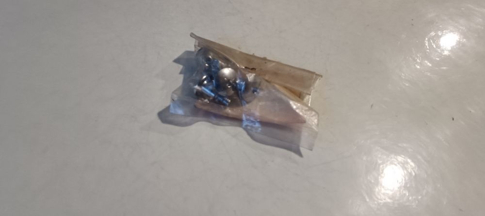 5 viti carene originali suzuki rgv 250 gamma – dr 800 – gsxr 400