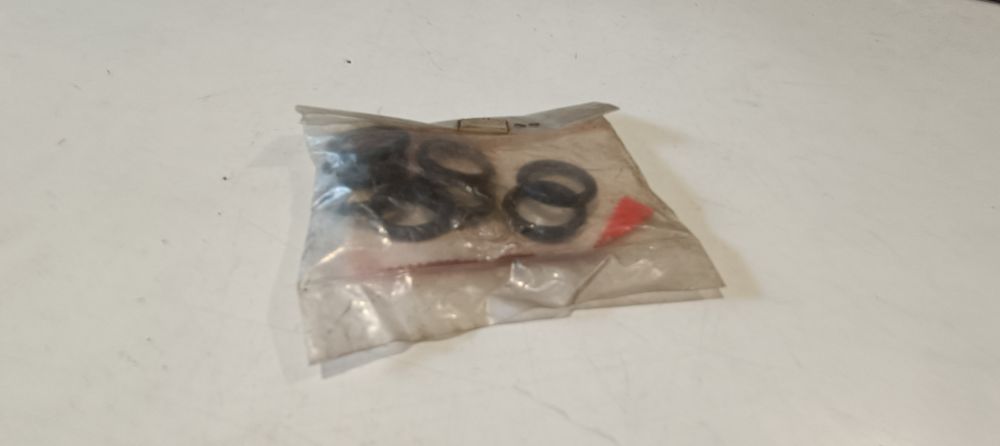 8 guarnizioni valvola scarico suzuki gsx 1100 r &acute;86 &ndash; &acute;88 / lt 250 r &acute;85 - &acute;92