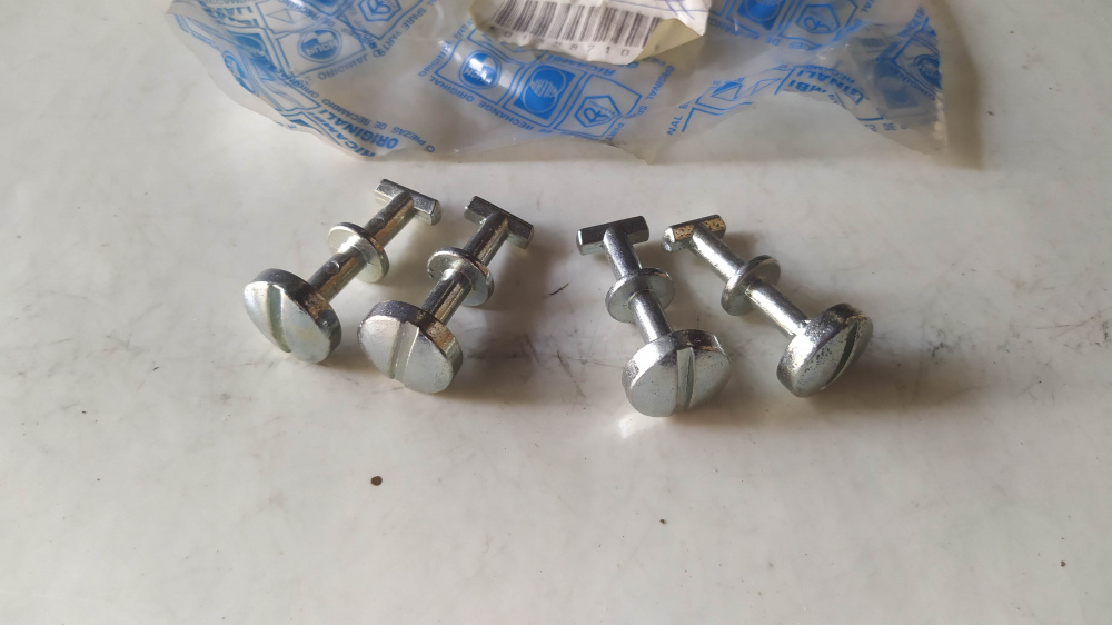 4 perni fiancate piaggio ciclomotori 4 cm