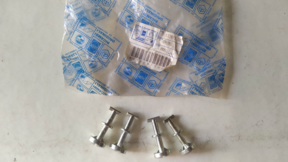 4 perni fiancate piaggio ciclomotori 4 cm