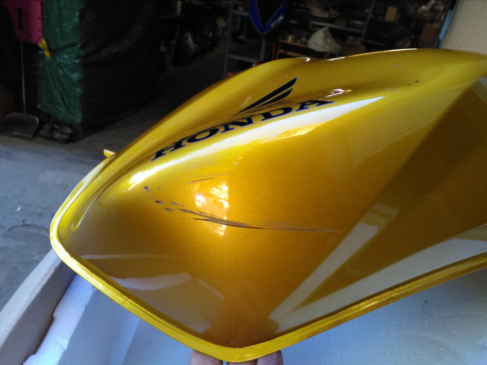 serbatoio leggeri graffi giallo cb 660 f hornet ´07 - ´09