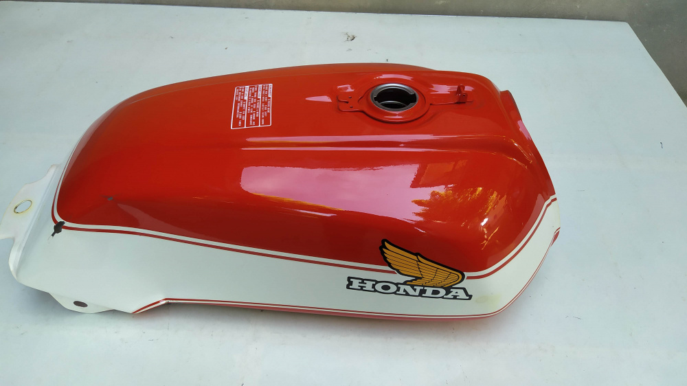 serbatoio bianco/rosso nuovo honda cb 900 bol d´or (ammaccato)