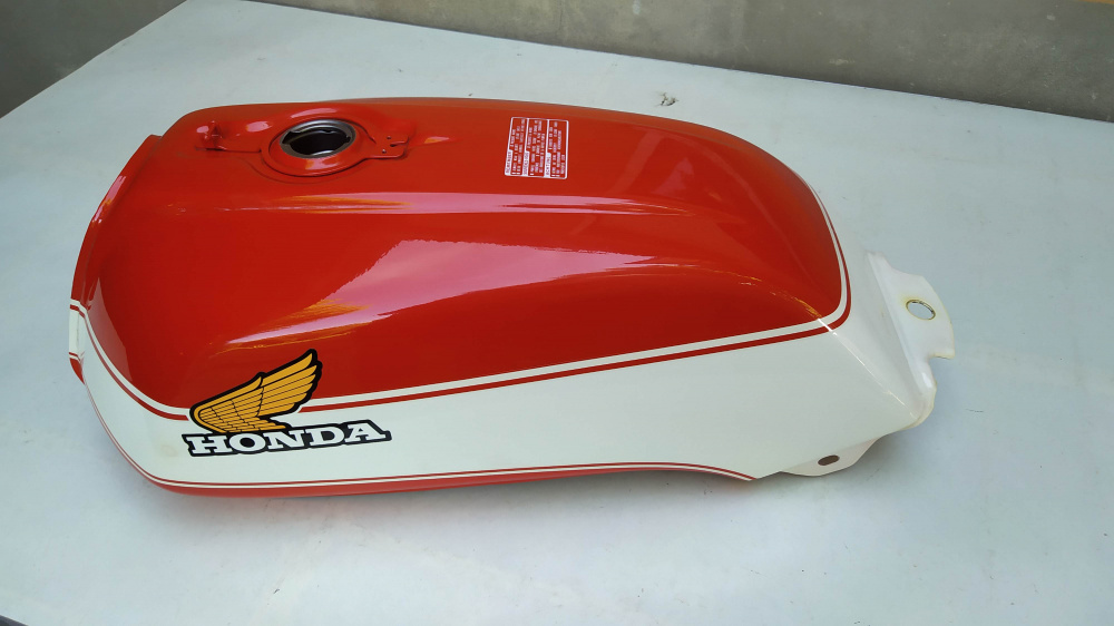 serbatoio bianco/rosso nuovo honda cb 900 bol d´or (ammaccato)