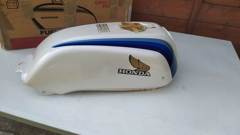 serbatoio bianco/blu nuovo honda cb 750 f 1982(segni di imballaggio e macchia di ruggine)