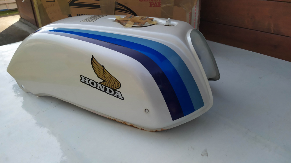 serbatoio bianco/blu nuovo honda cb 750 f 1982(segni di imballaggio e macchia di ruggine)