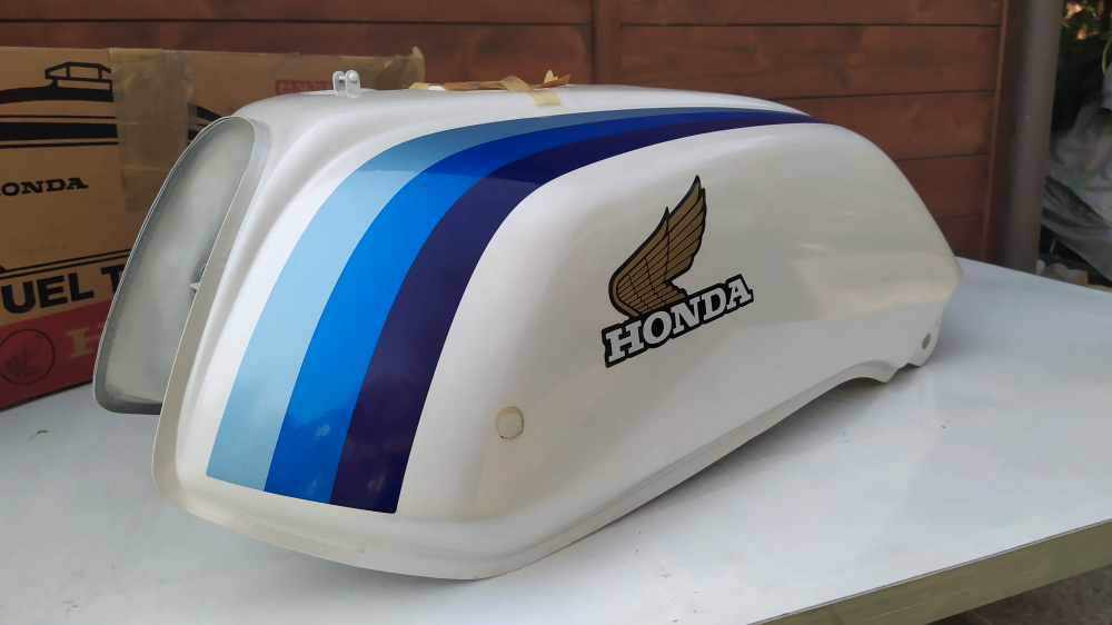 serbatoio bianco/blu nuovo honda cb 750 f 1982(segni di imballaggio e macchia di ruggine)