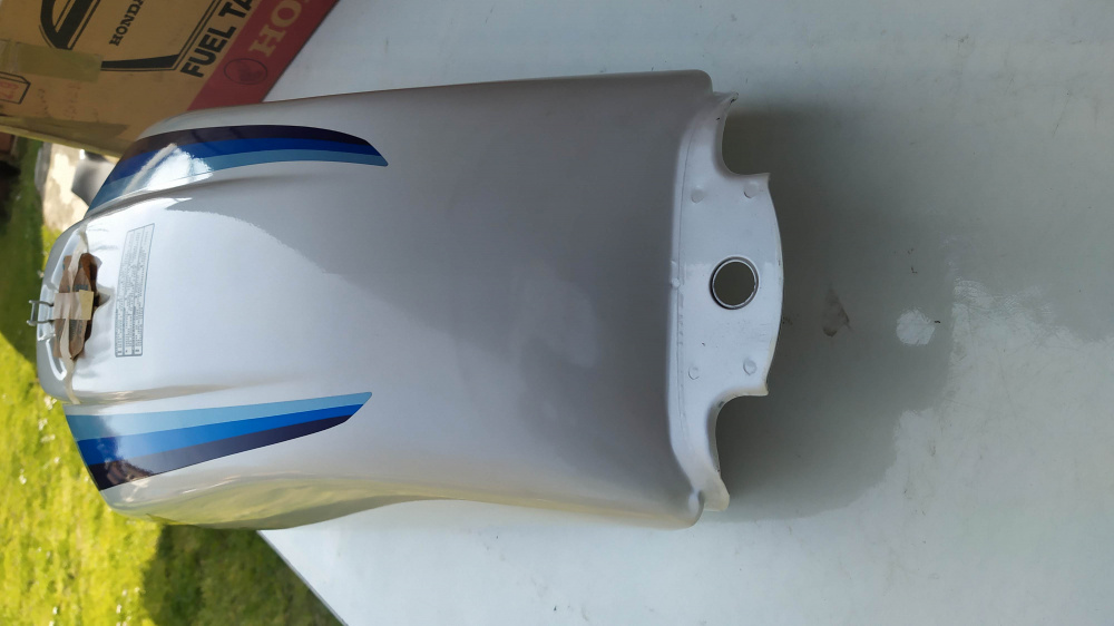 serbatoio bianco/blu nuovo honda cb 750 f 1982(segni di imballaggio e macchia di ruggine)