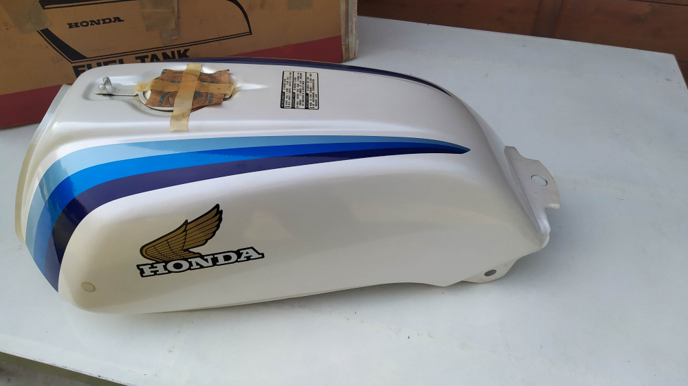 serbatoio bianco/blu nuovo honda cb 750 f 1982(segni di imballaggio e macchia di ruggine)