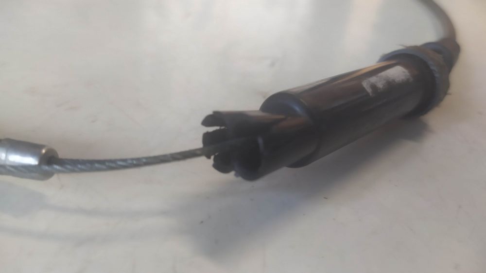 cavo gas completo di sdoppiatore cagiva epoca - non conosco le applicazioni , parte dello sdoppiatore rovinata -