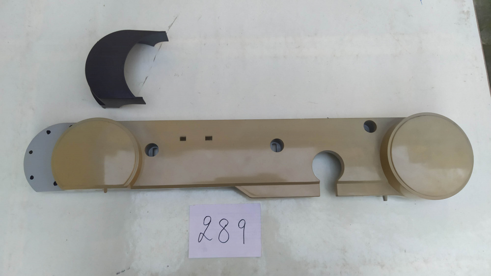 fianchetto laterale sx piaggio si plastica rotta e scolorito