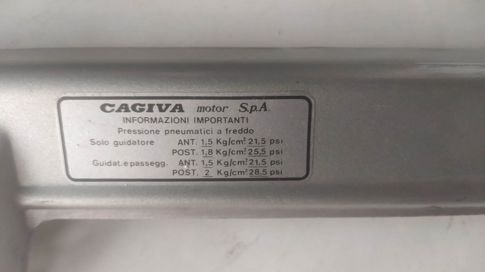 protezione catena grigio cagiva aletta sst / sst 125 ´78 / sst low rider - presenta leggeri segni di movimentazione -