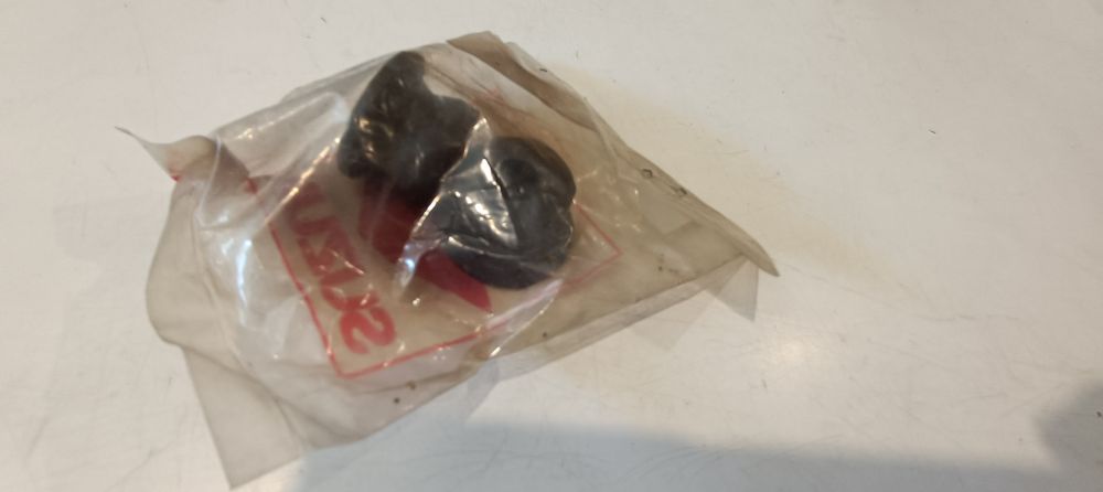 2 gommini cruscotto nuovi suzuki tu 250 &ndash; gz 250 &ndash; gz 500 &ndash; dr 350 &ndash; gn 250/400 - gs 450/550/750