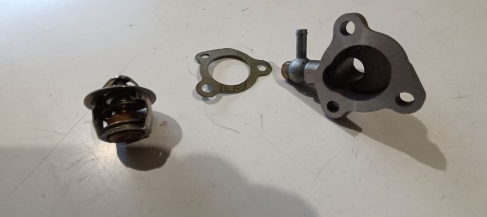 termostato e coperchio termostato yamaha tzr 125 / tdr 125 / dt 125 – ricambi: 3nc-e2469-00 – 34x-12411-00