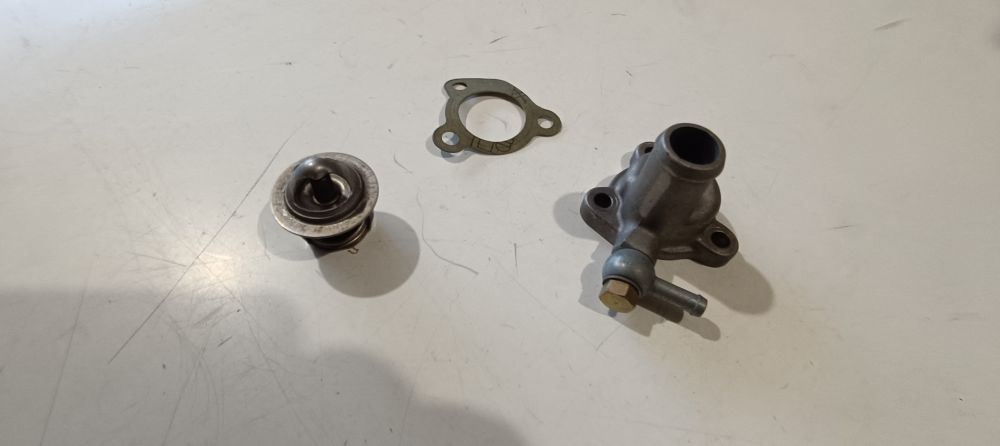 termostato e coperchio termostato yamaha tzr 125 / tdr 125 / dt 125 – ricambi: 3nc-e2469-00 – 34x-12411-00