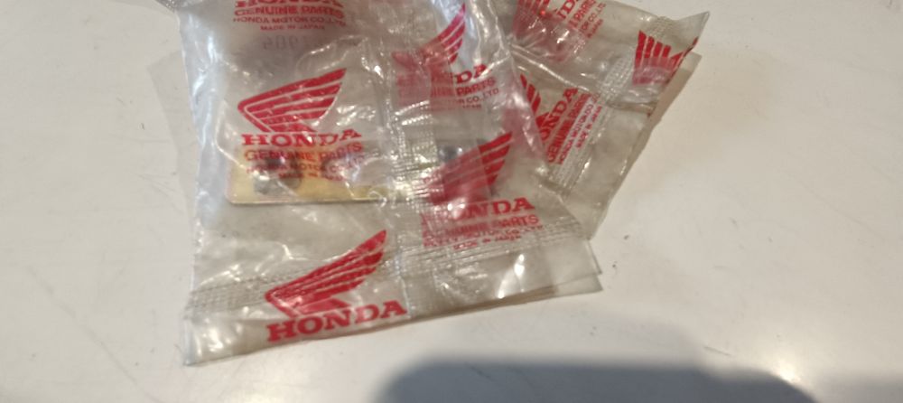 2 piastrine fissaggio gomma pedana poggiapiedi vari modelli honda cb – cbr – nsr – vfr – xl