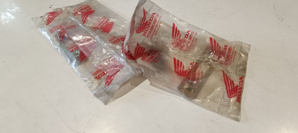 2 piastrine fissaggio gomma pedana poggiapiedi vari modelli honda cb &ndash; cbr &ndash; nsr &ndash; vfr &ndash; xl
