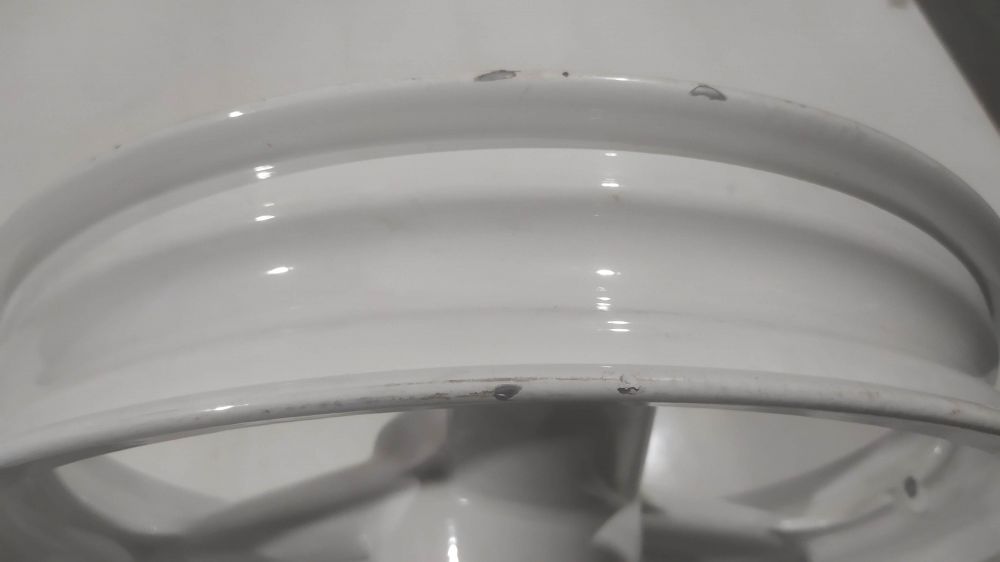 cerchio anteriore bianco freccia