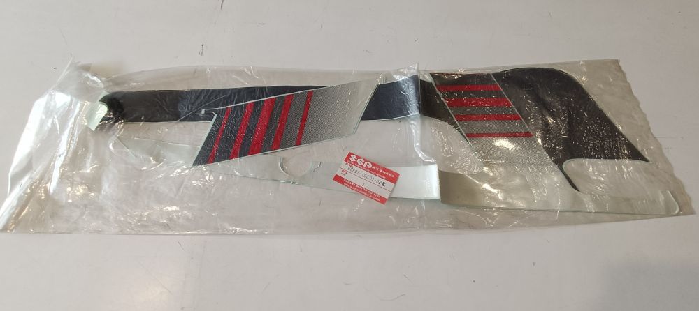 adesivi fianchetto ant. sx gsx-f 600 1990 – gli adesivi sono stati conservati piegati -