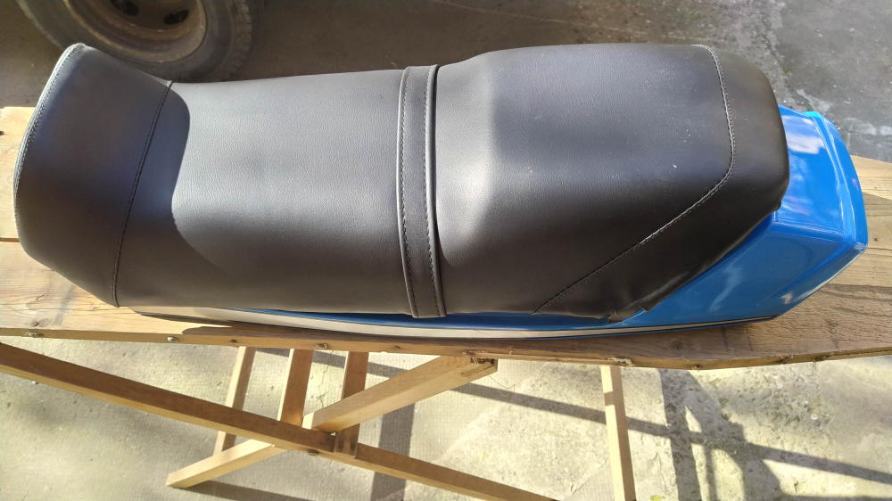 sella nuova nera honda cb125x completa di codino blu