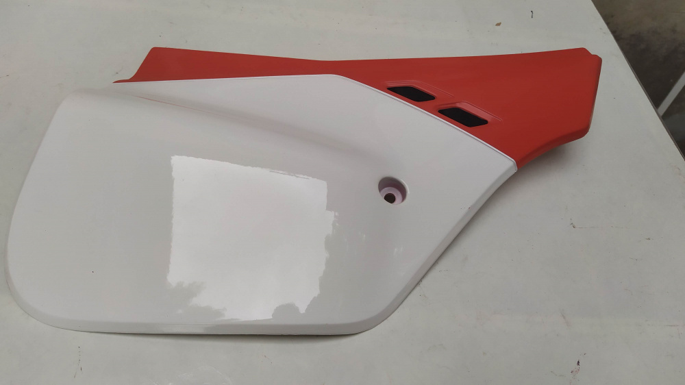 fianchetto posteriore dx rosso/bianco (colorazione rossa) honda crm 125 r ´90 - ´92