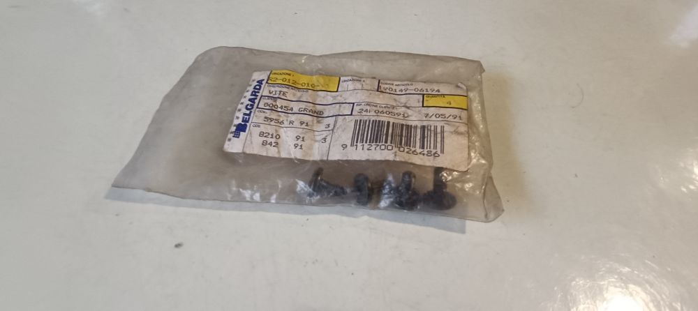 2 viti originali yamaha vari modelli - contattare per applicazioni -