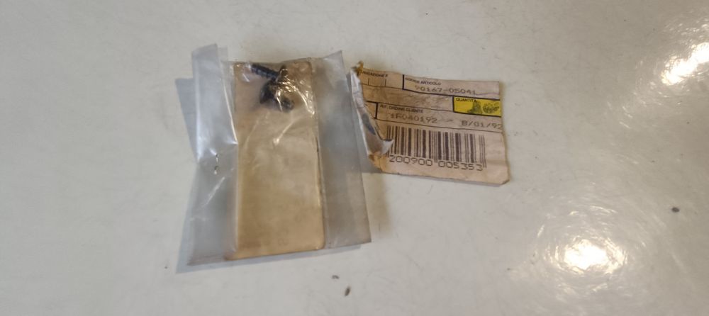 2 viti originali yamaha vari modelli - contattare per applicazioni -