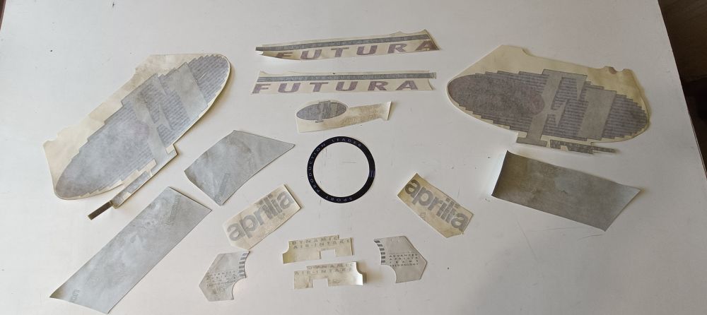 kit adesivi originali aprilia futura 125 – manca 1 adesivo carena ant. dx