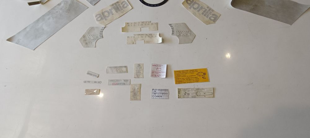 kit adesivi originali aprilia futura 125 – manca 1 adesivo carena ant. dx