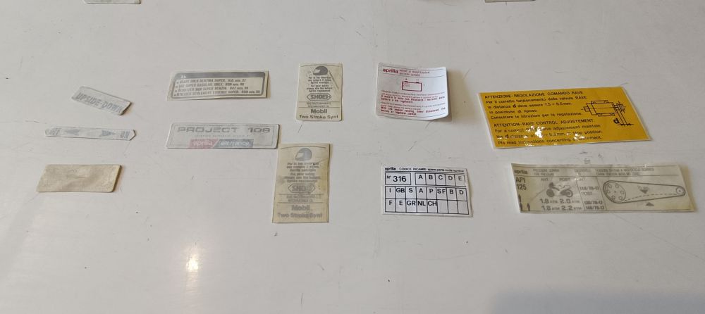 kit adesivi originali aprilia futura 125 – manca 1 adesivo carena ant. dx