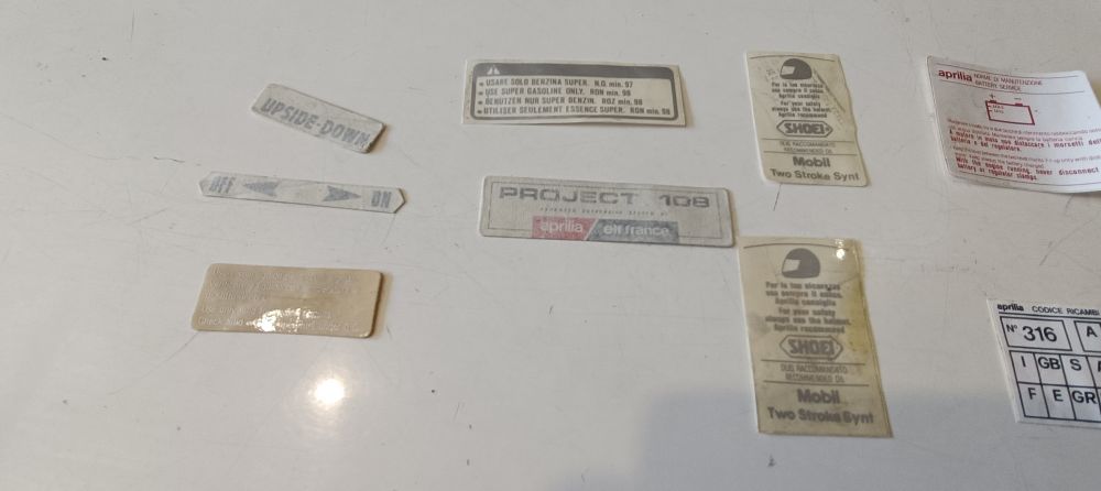 kit adesivi originali aprilia futura 125 – manca 1 adesivo carena ant. dx