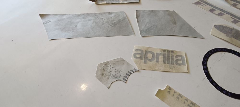 kit adesivi originali aprilia futura 125 – manca 1 adesivo carena ant. dx