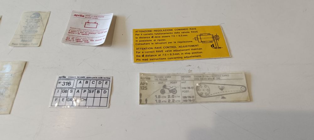 kit adesivi originali aprilia futura 125 – manca 1 adesivo carena ant. dx