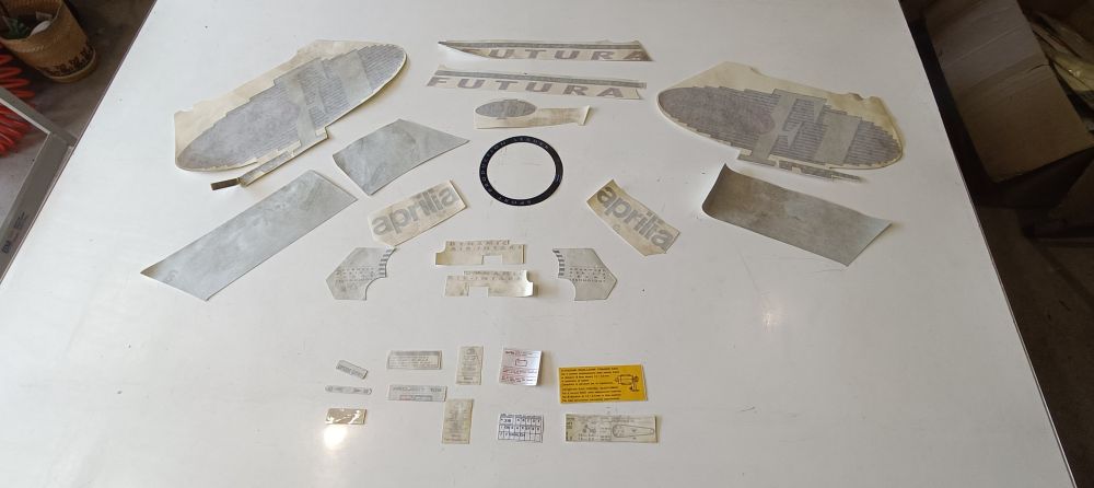 kit adesivi originali aprilia futura 125 – manca 1 adesivo carena ant. dx