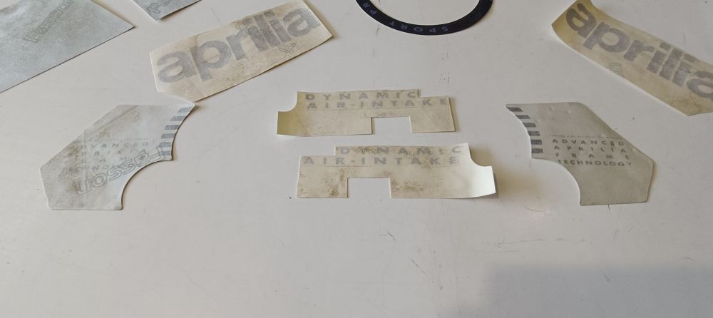 kit adesivi originali aprilia futura 125 – manca 1 adesivo carena ant. dx