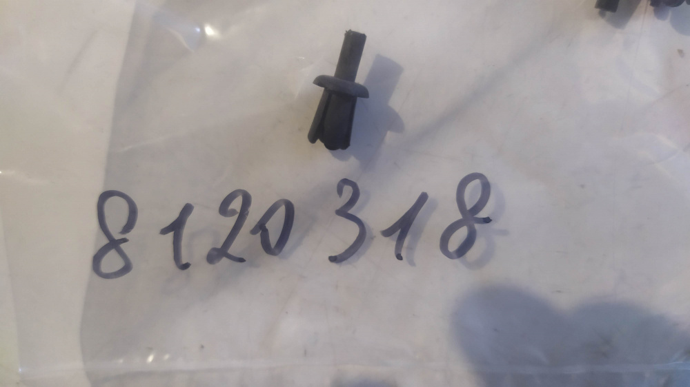 rivetto plast.nero v.8220471