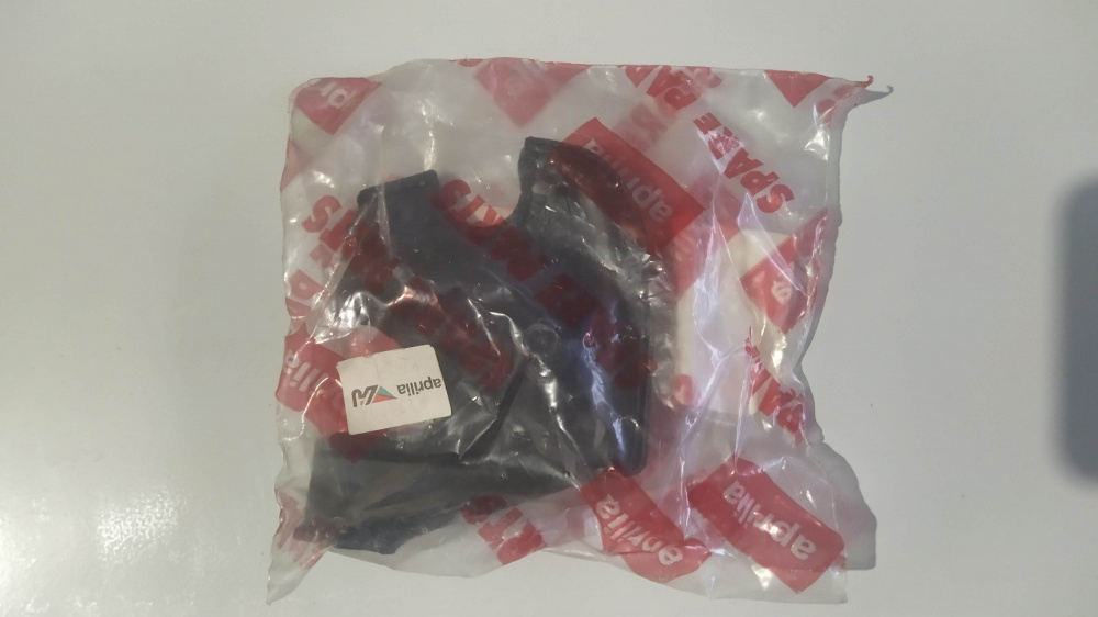 coperchio devioluci inf.dx aprilia scarabeo 125/150/200 ´99 - ´03