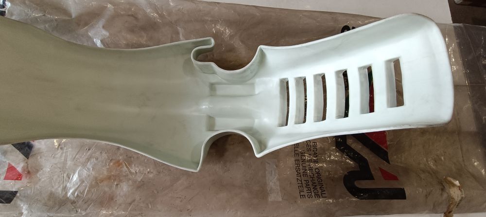 parafango anteriore bianco nuovo originale aprilia tuareg 125 ´85