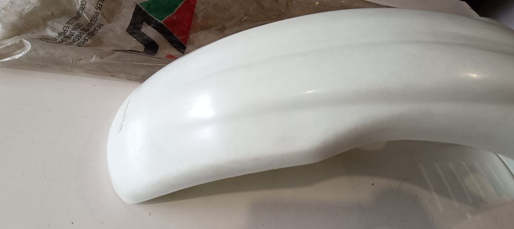 parafango anteriore bianco nuovo originale aprilia tuareg 125 ´85