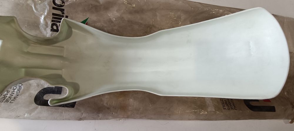 parafango anteriore bianco nuovo originale aprilia tuareg 125 ´85