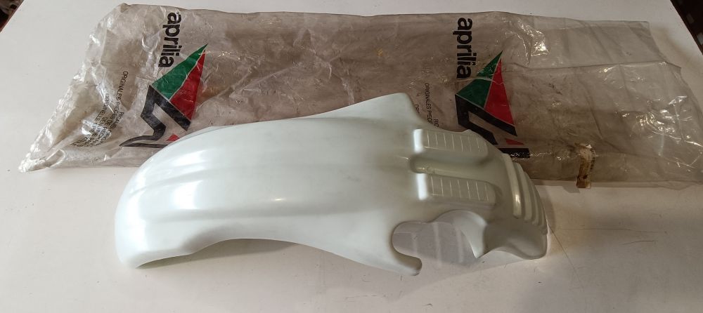 parafango anteriore bianco nuovo originale aprilia tuareg 125 ´85