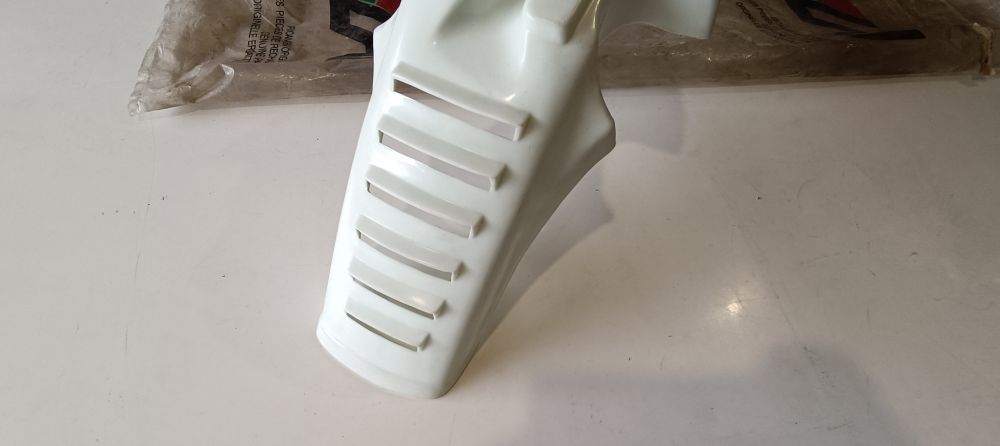 parafango anteriore bianco nuovo originale aprilia tuareg 125 ´85