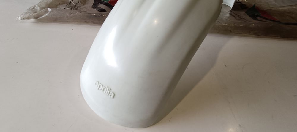parafango anteriore bianco nuovo originale aprilia tuareg 125 ´85