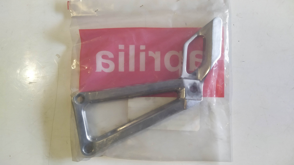 supporto sx pedane passeggero aprilia pegaso 600 ´90 - ´91