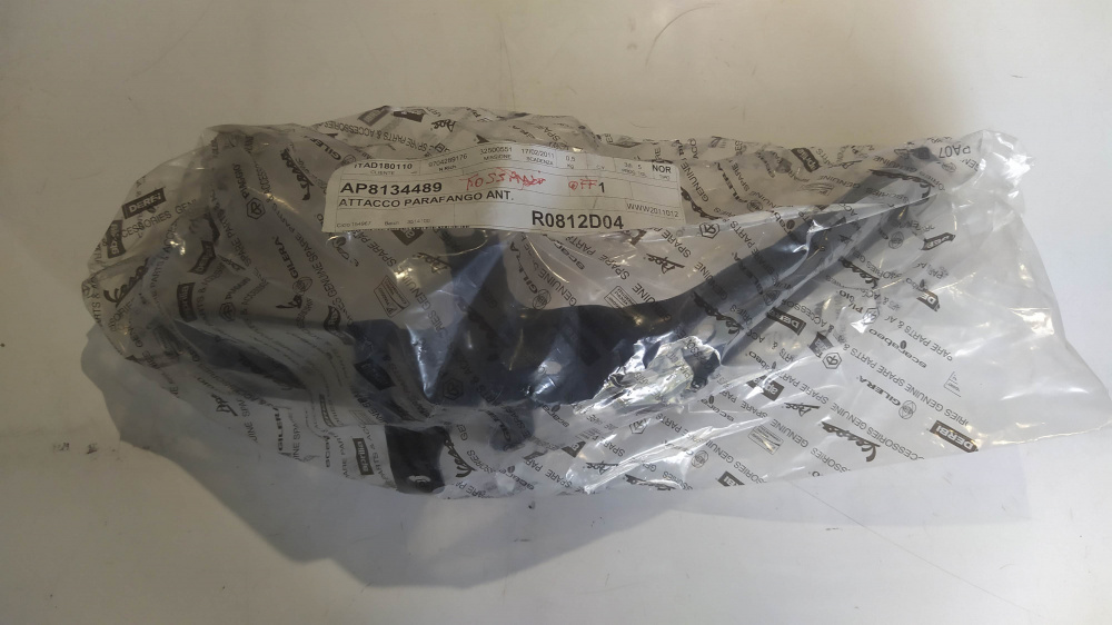 attacco parafango anteriore aprilia scarabeo 125/150/200 rotax ´99