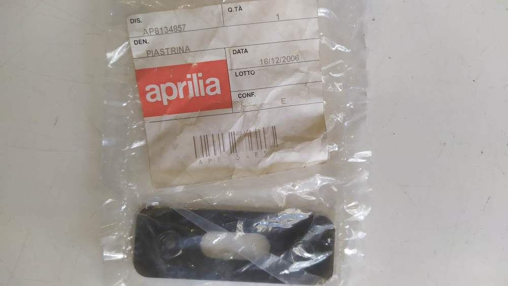 piastrina fissaggio pedana aprilia scarabeo 250/300/400/500