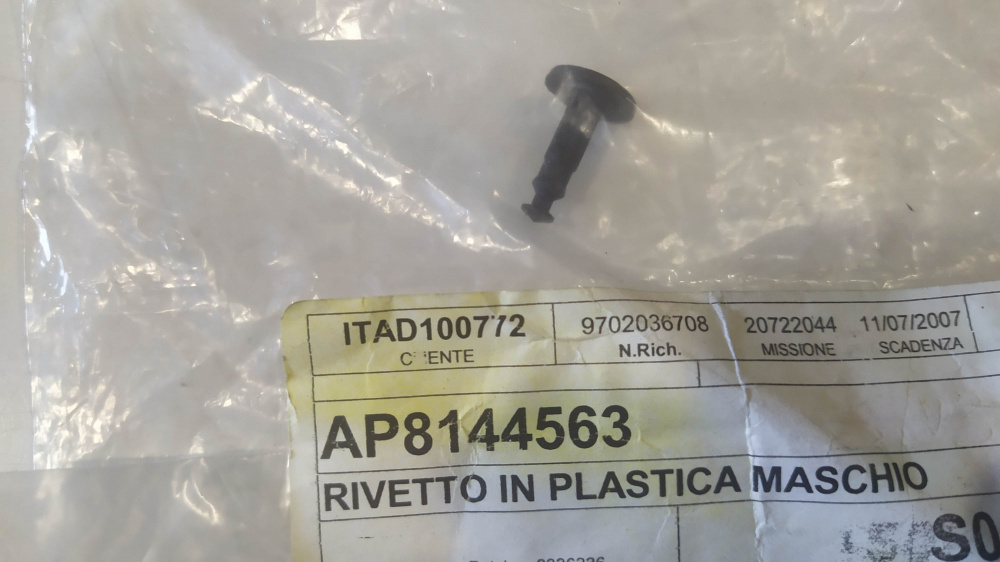 rivetto in plastica maschio