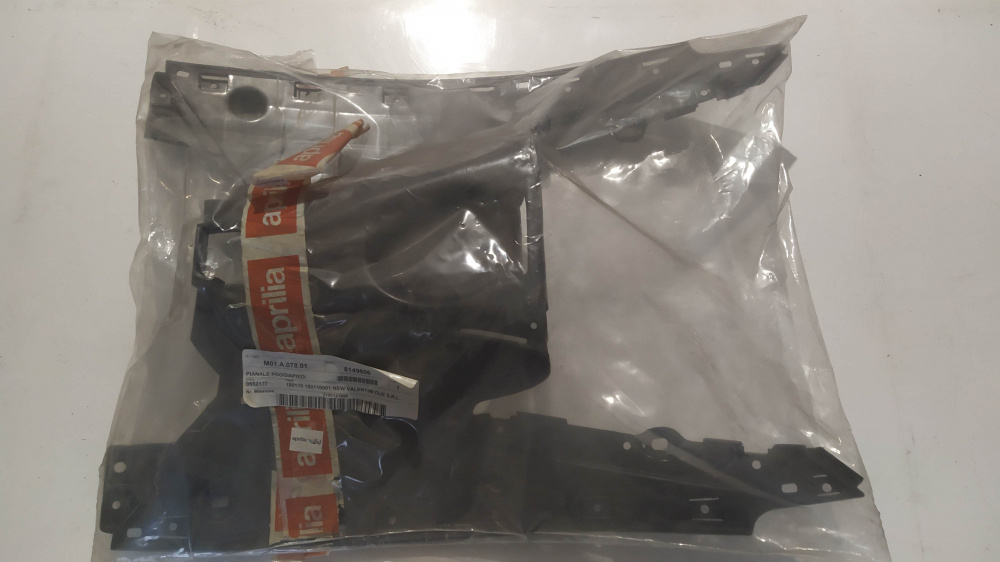 pianale poggiapiedi grigio