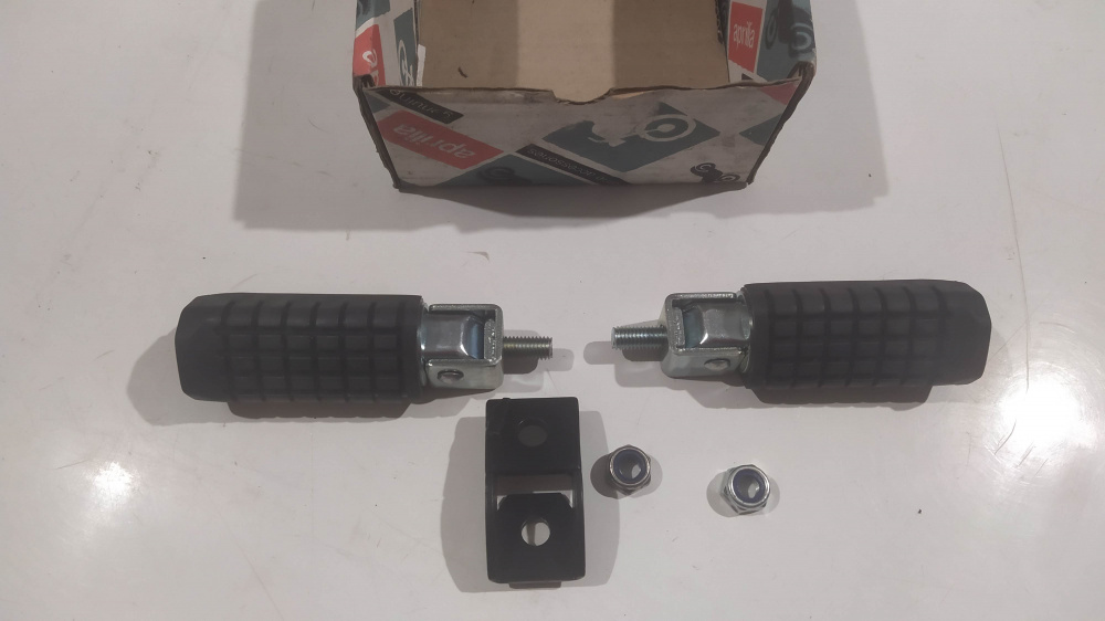 coppia pedane passeggero aprilia scarabeo 50 ´93 - ´05 - manca una staffa -