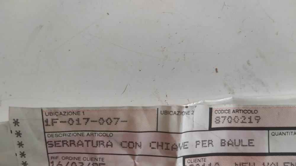serratura con chiave per baule